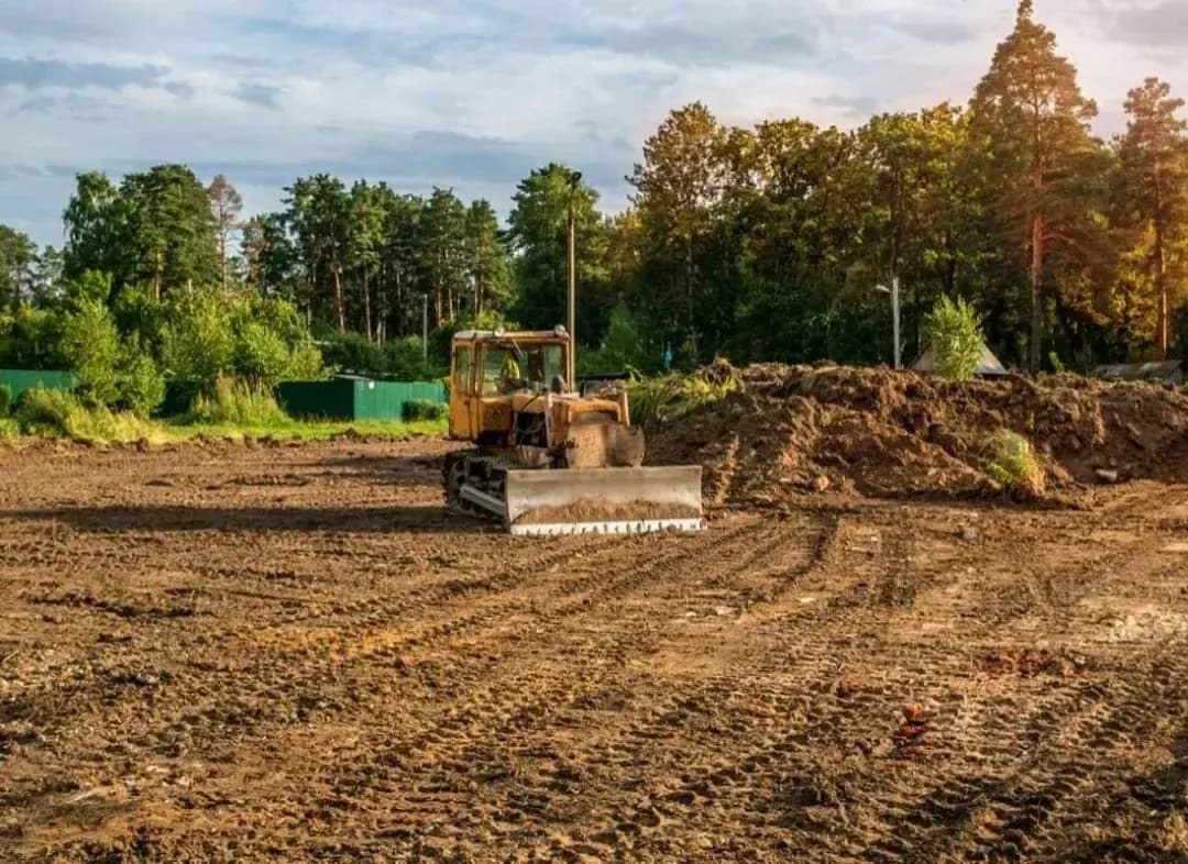 Building pad cut into a hillside lot in Fairfield Bay, Arkansas